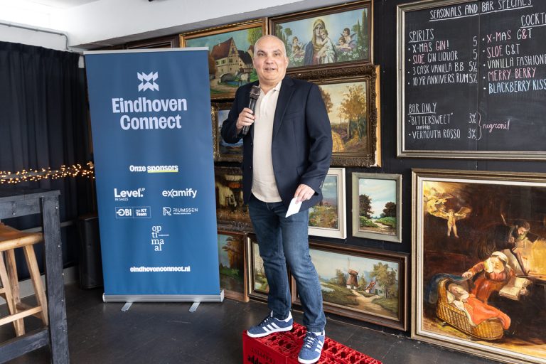 Serge van Uden tijdens een bijeenkomst van Eindhoven Connect, de ondernemersclub waar zakendoen persoonlijk wordt.
